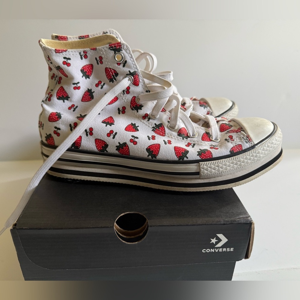 Converse Garnet High-Top platform strawberry print Sneakers 5 juniors
